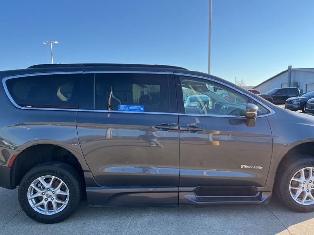 Used 2022 Chrysler Pacifica Touring-L image 4