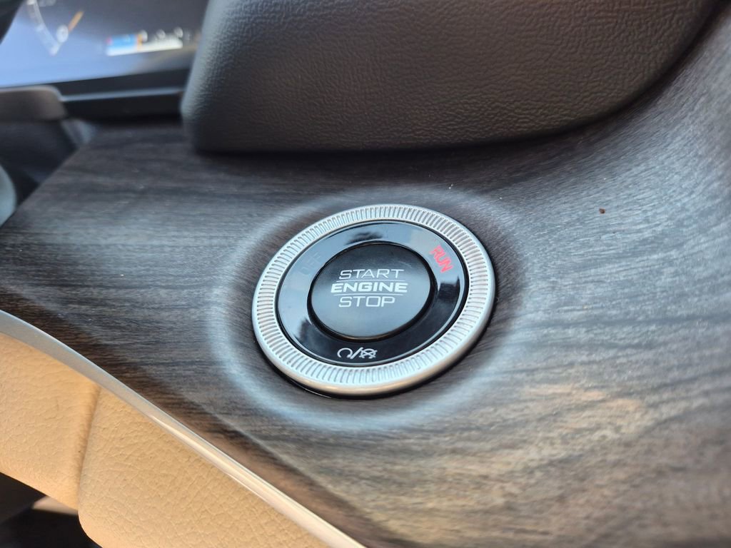 Used 2025 Jeep Grand Cherokee L Limited w/ Luxury Tech Group II image 25