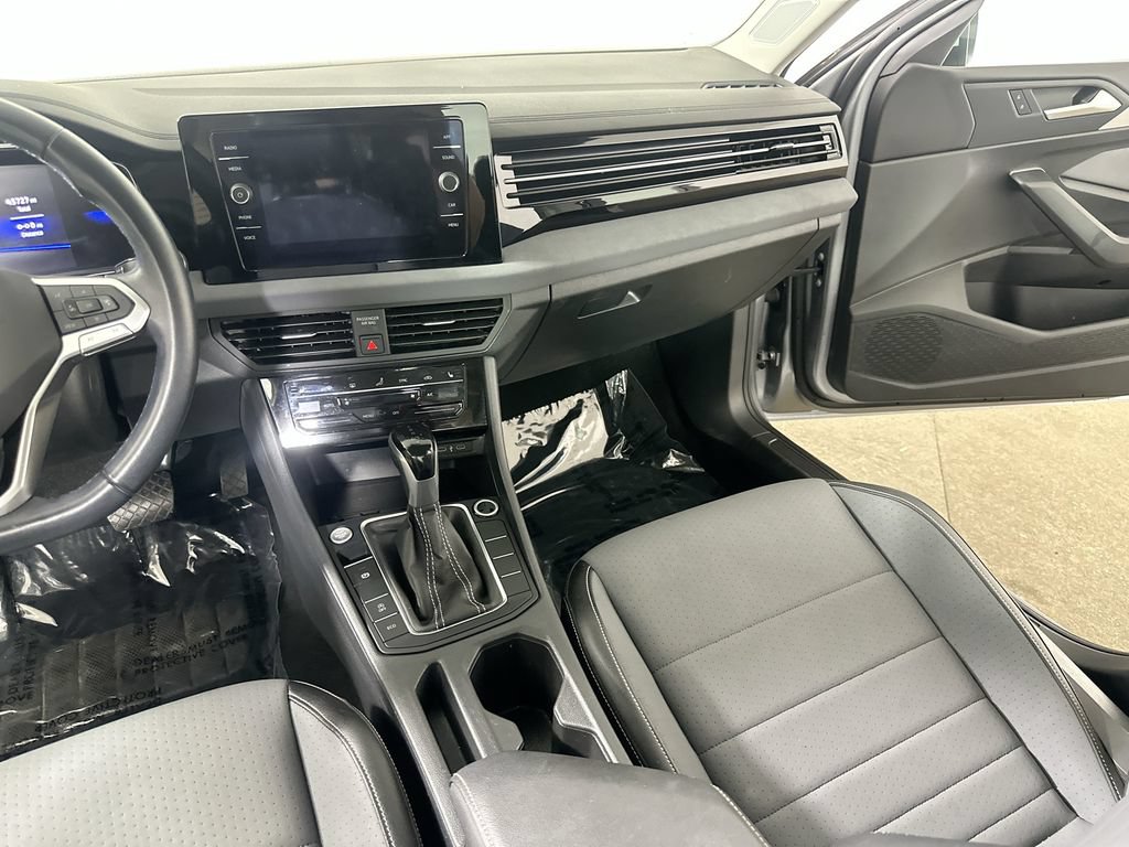 Used 2025 Volkswagen Jetta SE FWD image 21