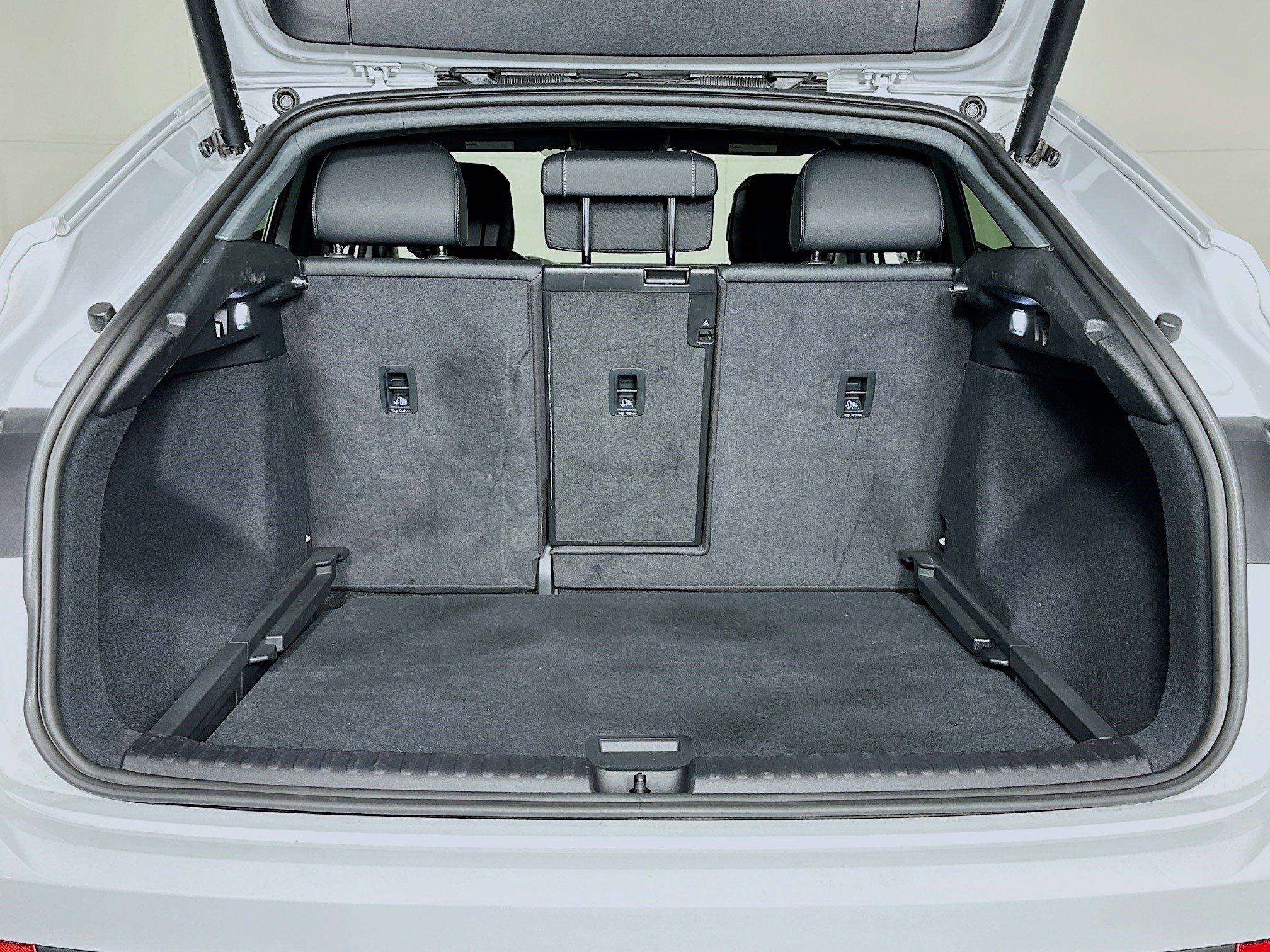 Used 2024 Audi Q4 e-tron Prestige image 25