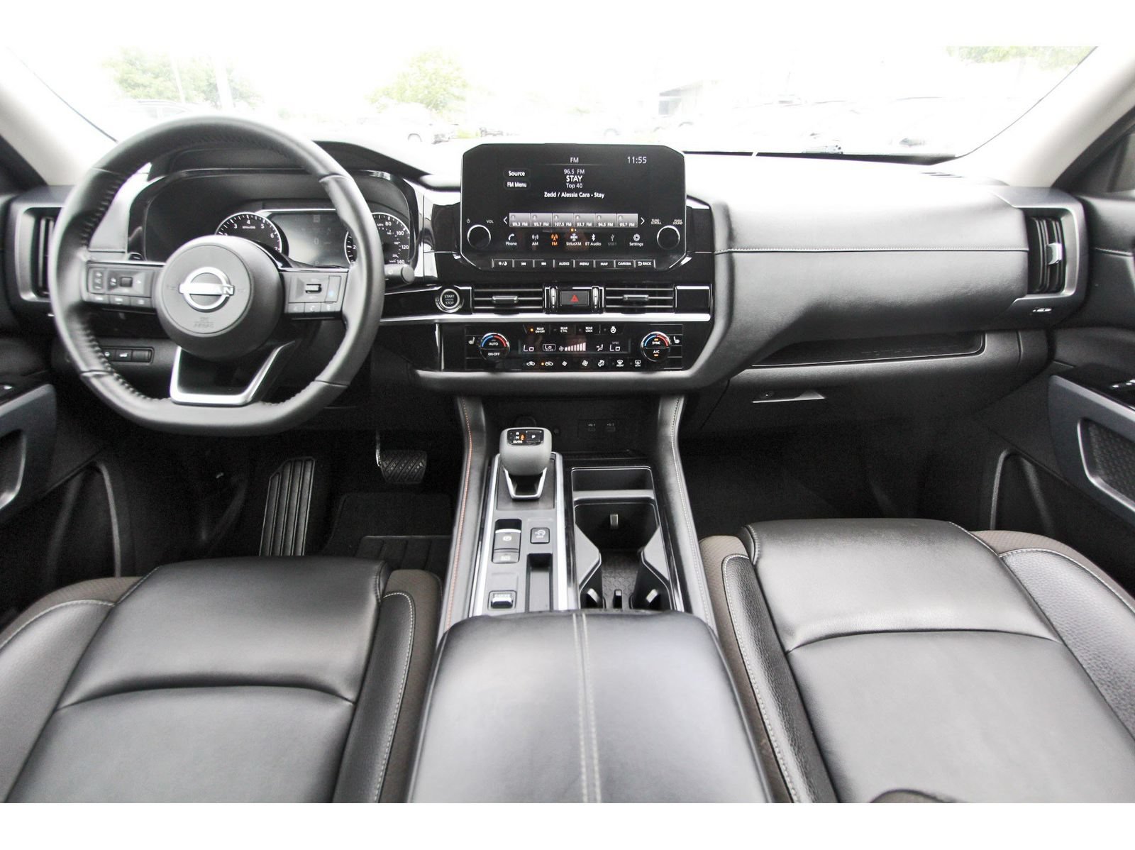 Used 2024 Nissan Pathfinder SL FWD image 9