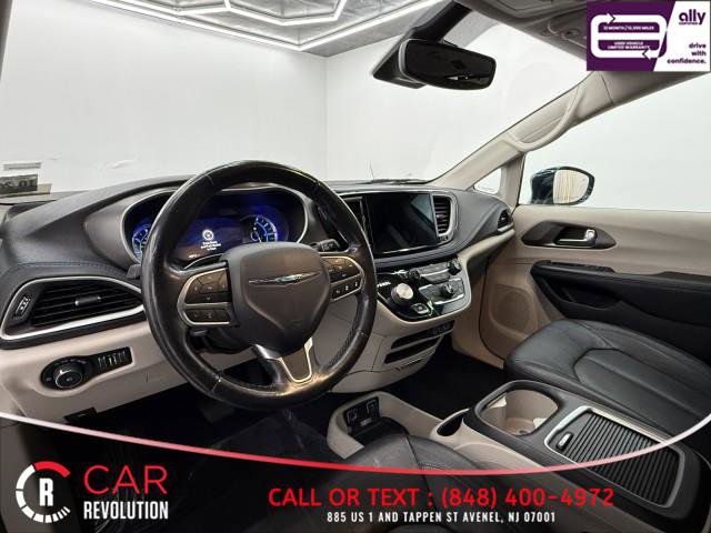 Used 2021 Chrysler Pacifica Touring-L image 18