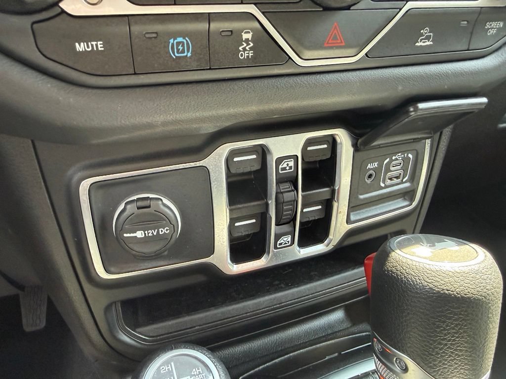 Used 2025 Jeep Wrangler Unlimited Sahara AWD/4WD image 24