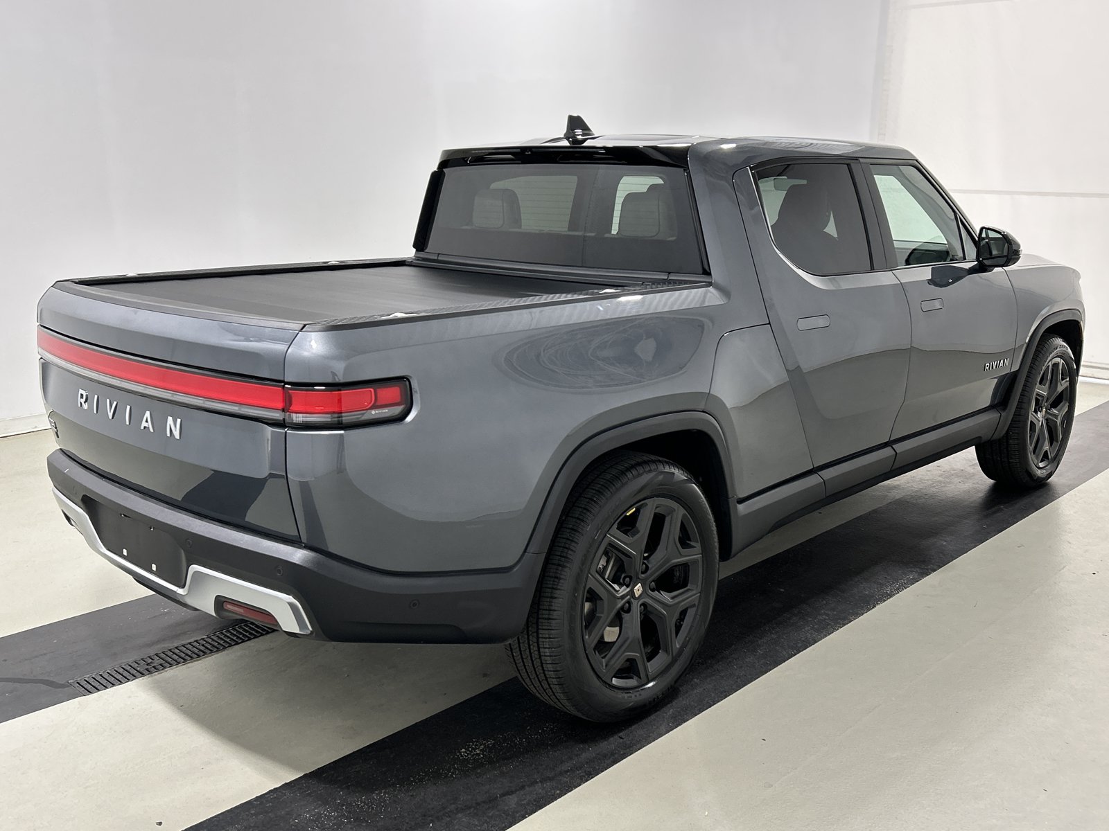 Used 2025 Rivian R1T Adventure AWD/4WD image 5