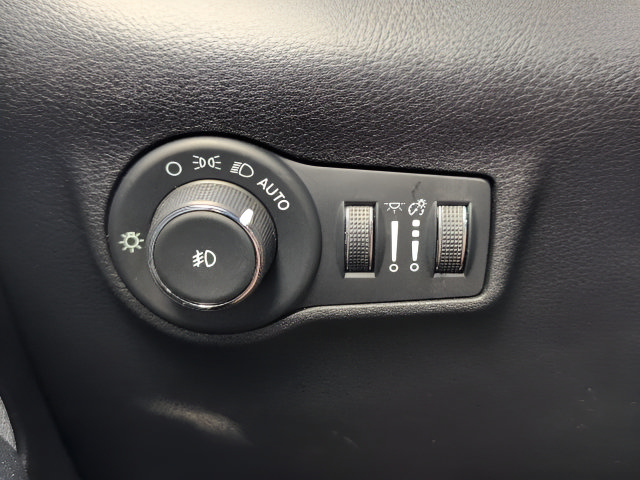 Used 2024 Jeep Compass Latitude AWD/4WD image 17