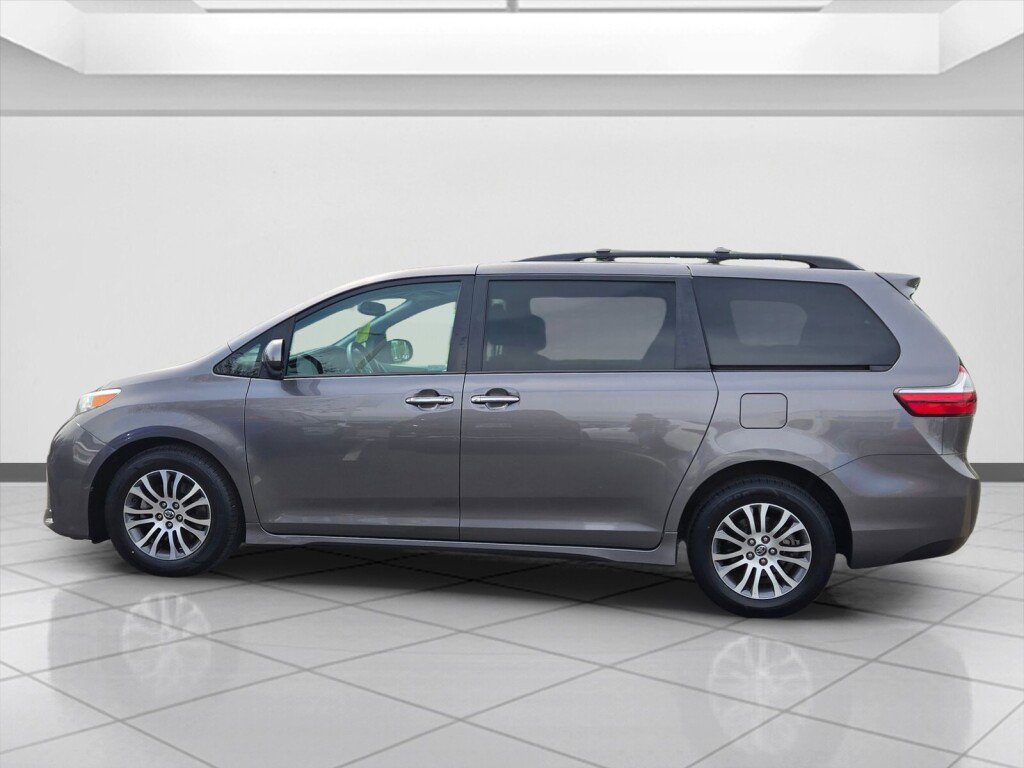 Used 2018 Toyota Sienna XLE w/ XLE Navigation Package image 8