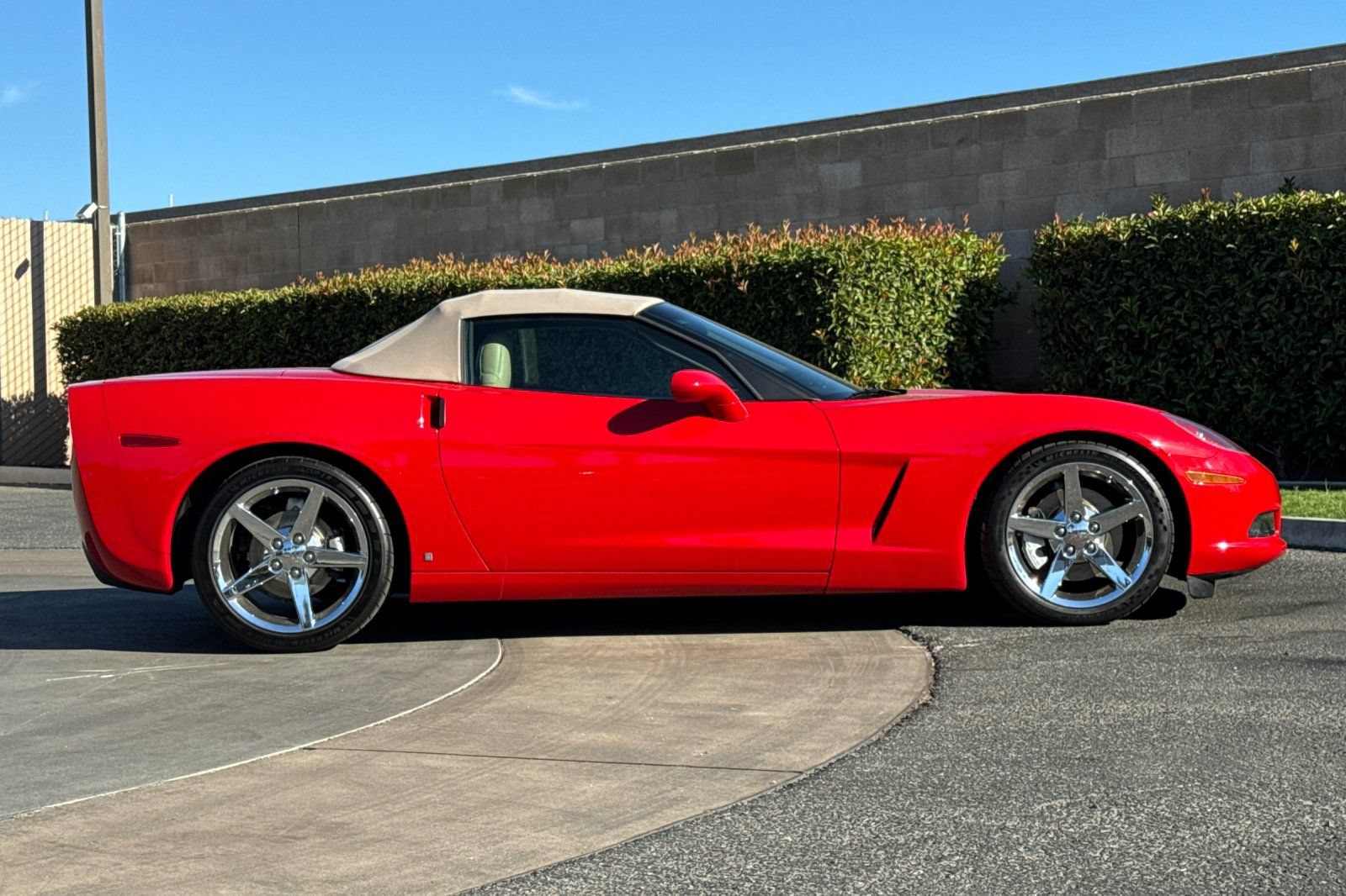 Used 2006 Chevrolet Corvette Convertible w/ Preferred Equipment Group RWD image 3