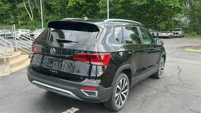Used 2022 Volkswagen Taos SE w/ Panoramic Sunroof Package FWD image 5