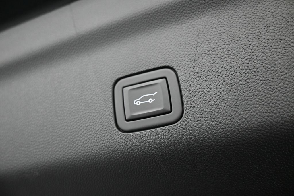 Used 2024 GMC Yukon XL SLT w/ SLT Luxury Package RWD image 45