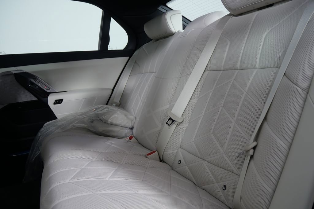 Used 2025 BMW i7 xDrive60 w/ Premium Package image 16