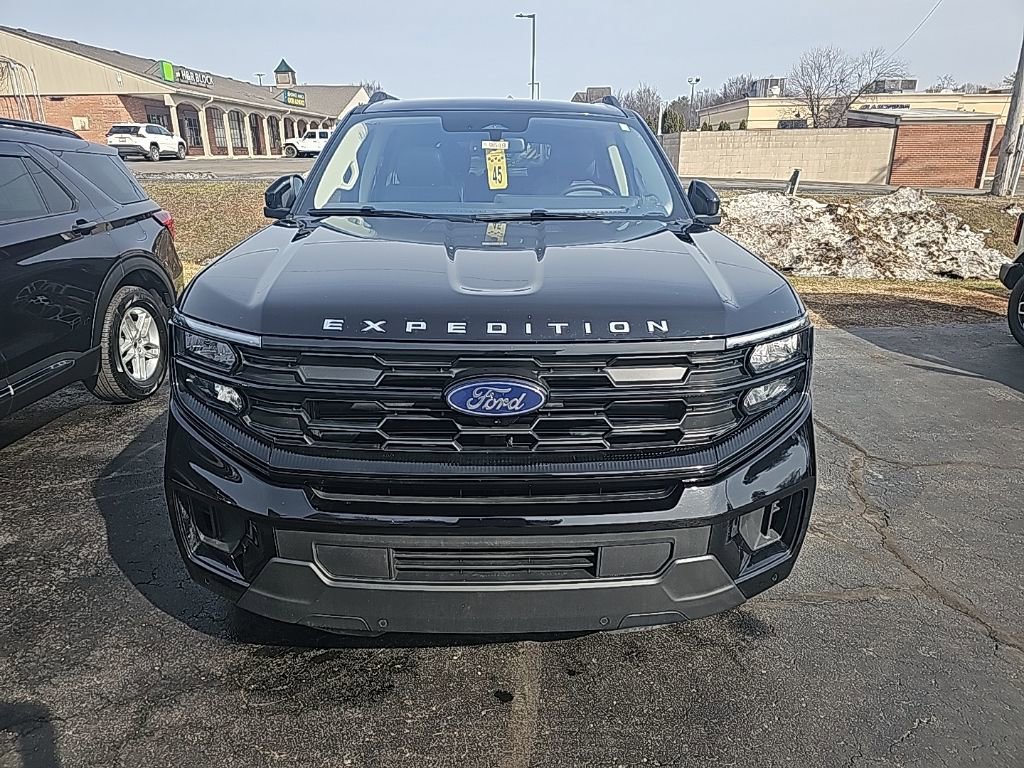Used 2025 Ford Expedition Active AWD/4WD image 2