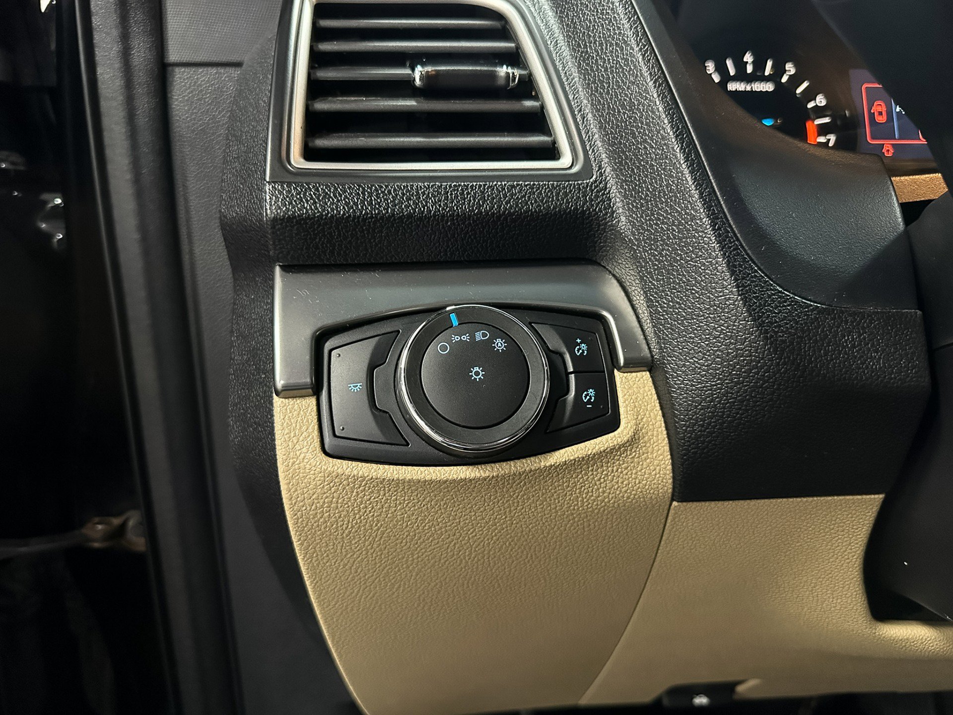 Used 2017 Ford Explorer XLT image 29