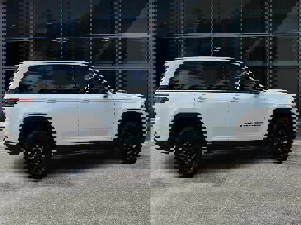 New 2025 Jeep Grand Cherokee Altitude image 8