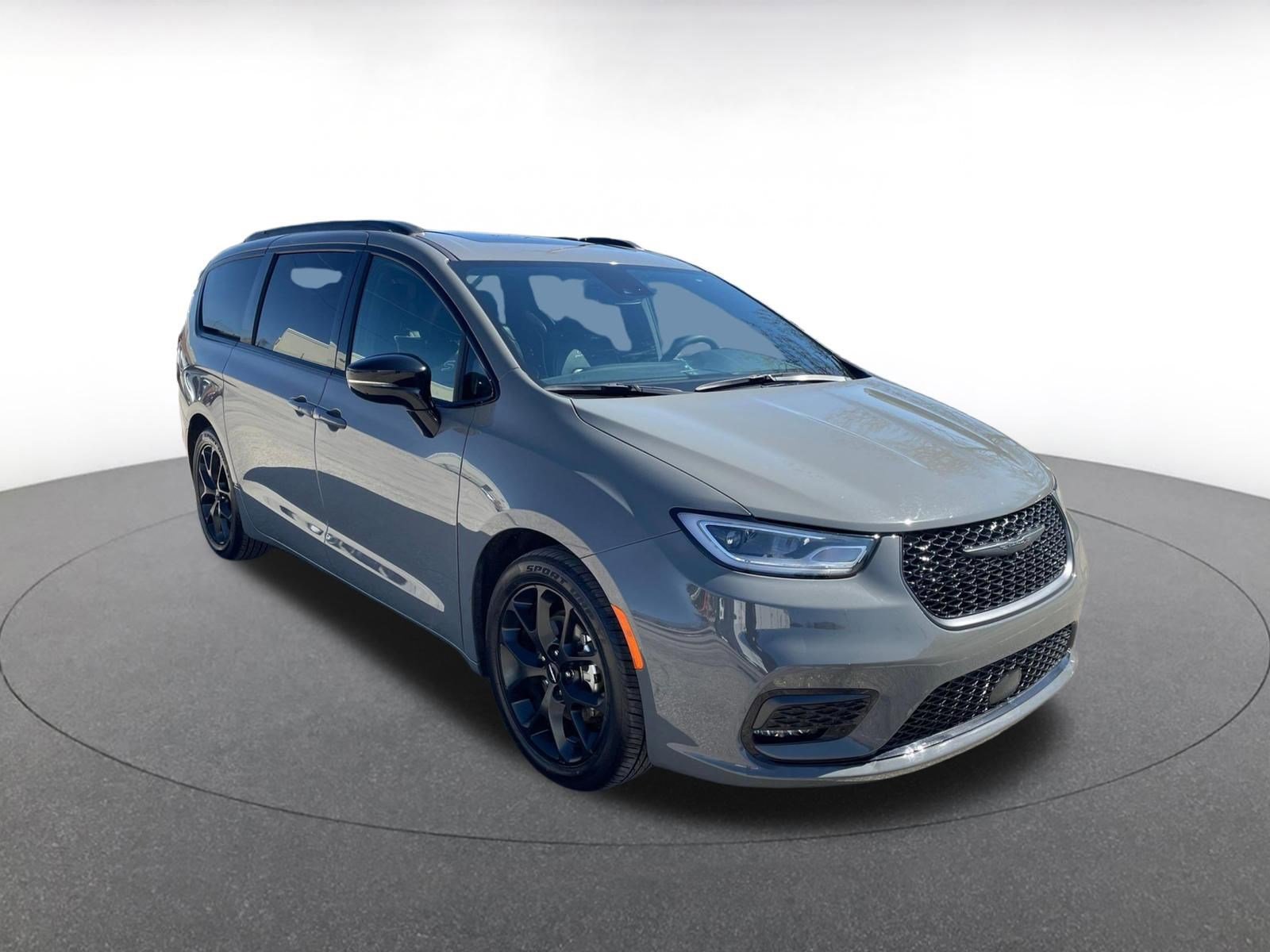 Used 2025 Chrysler Pacifica Limited image 1