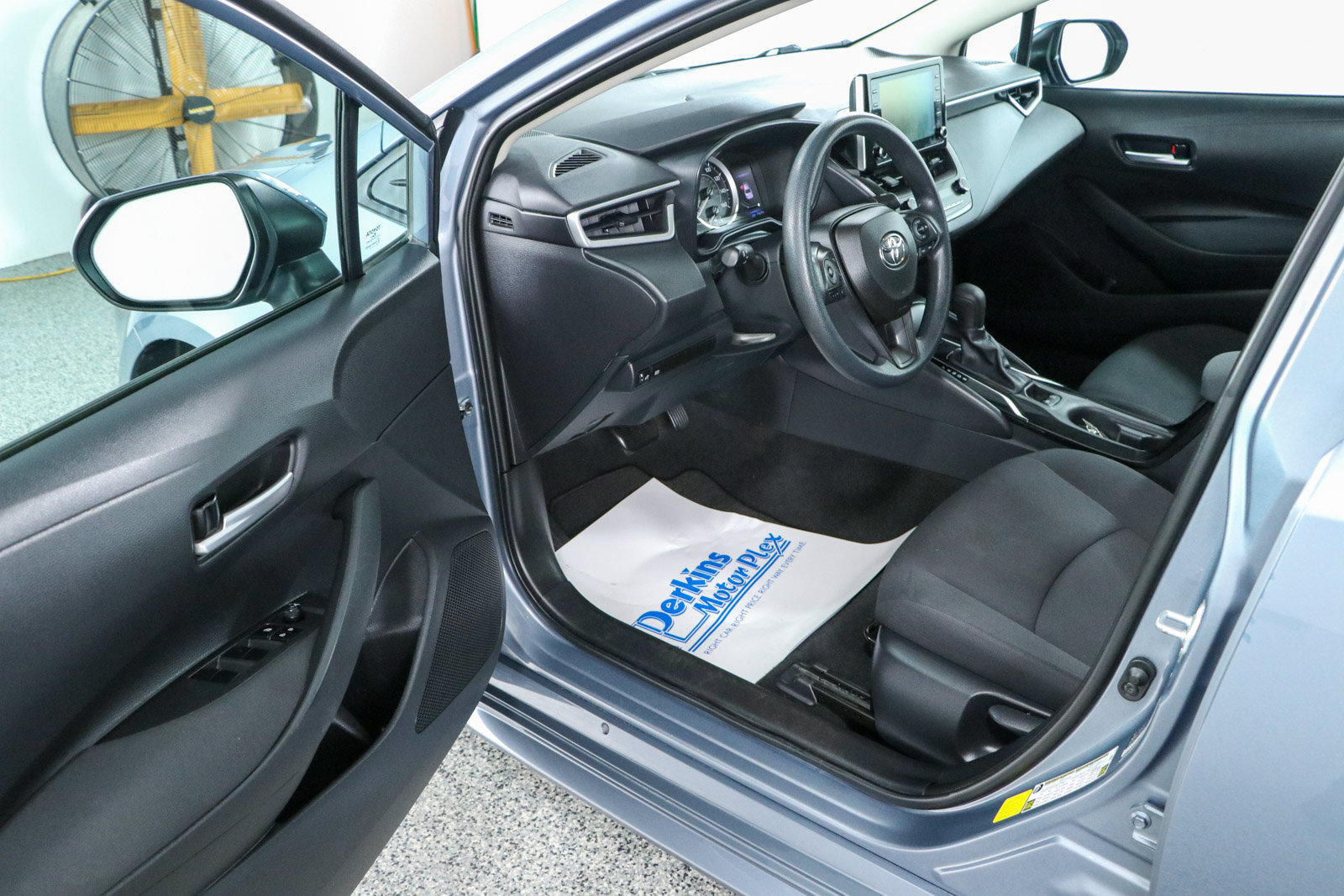 Used 2020 Toyota Corolla LE FWD image 3