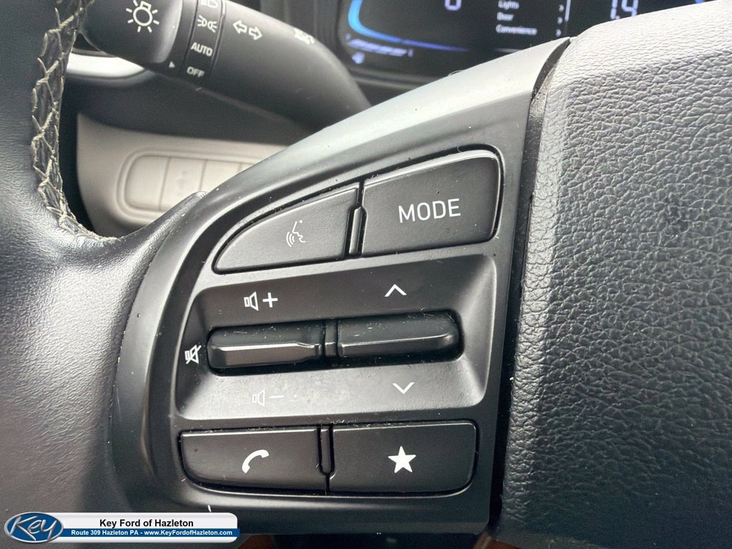 Used 2025 Hyundai Venue SEL FWD image 19