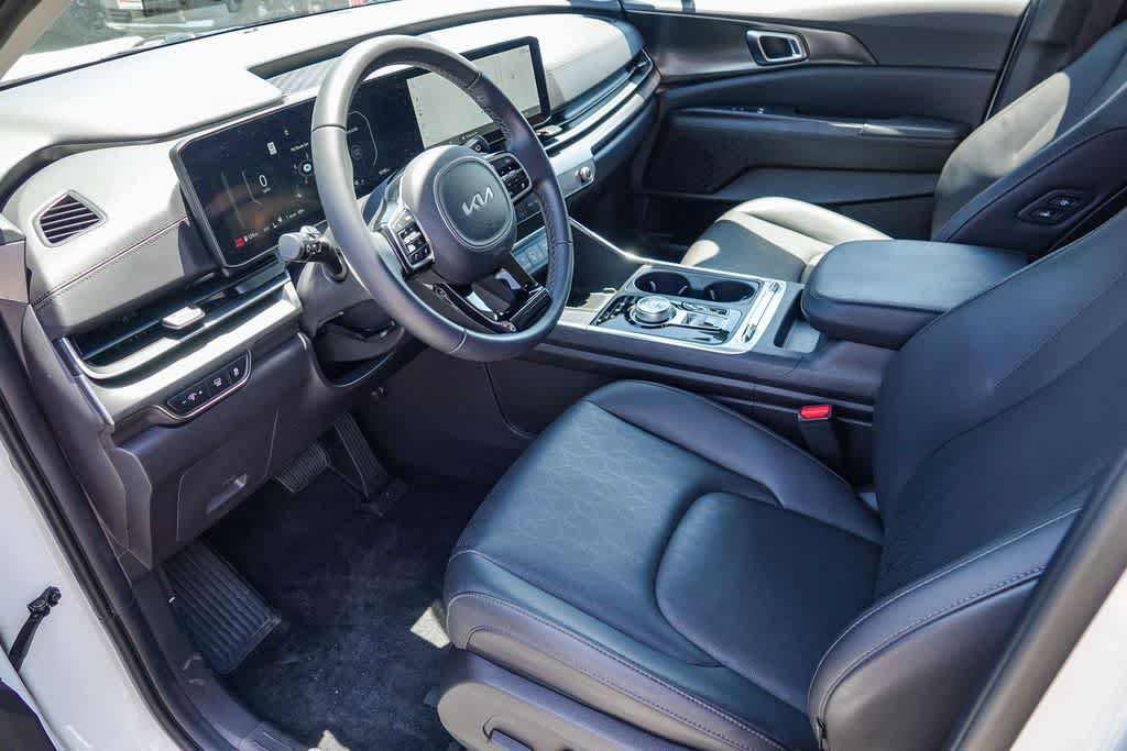Certified 2025 Kia Carnival SX w/ SX Dark Edition Package FWD image 16