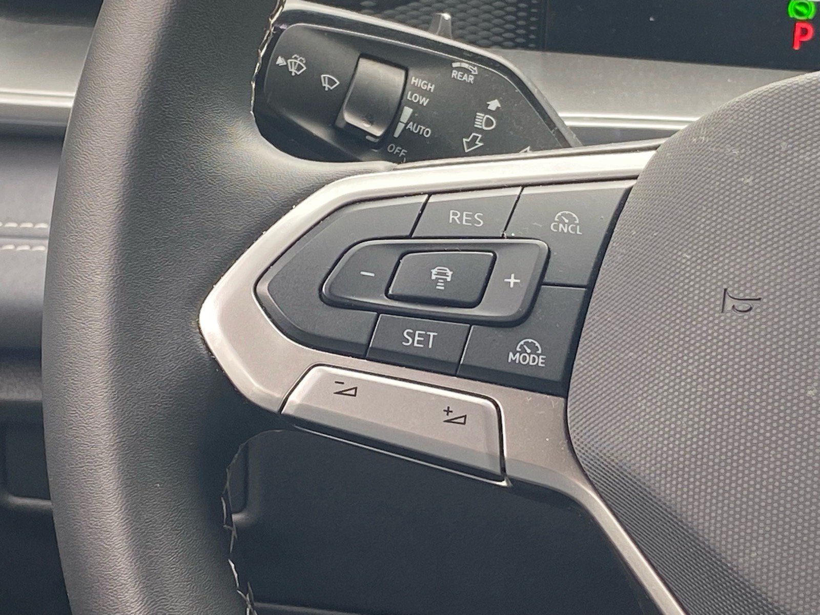 Used 2025 Volkswagen Tiguan SE AWD/4WD image 5