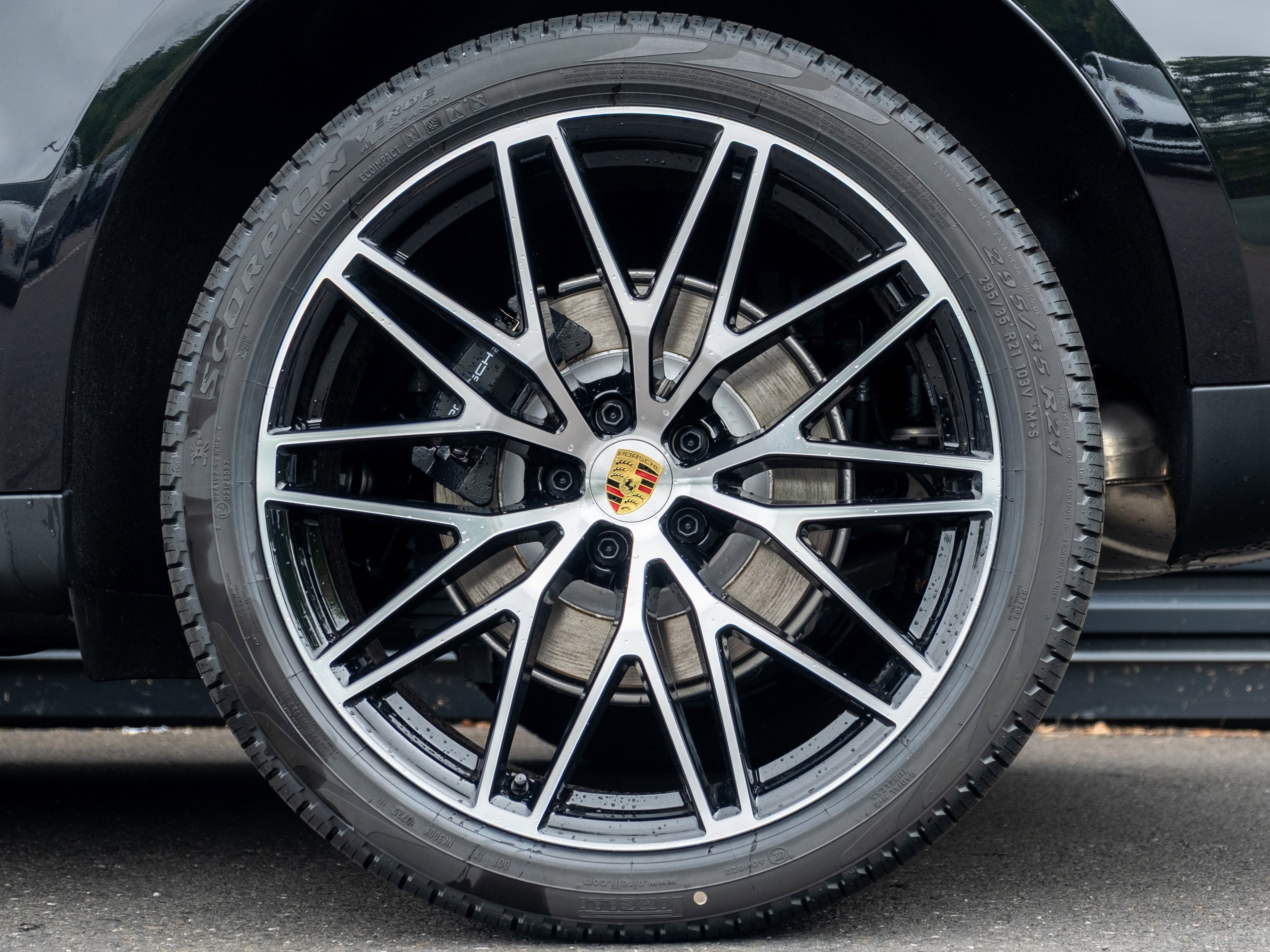 Certified 2025 Porsche Macan image 13