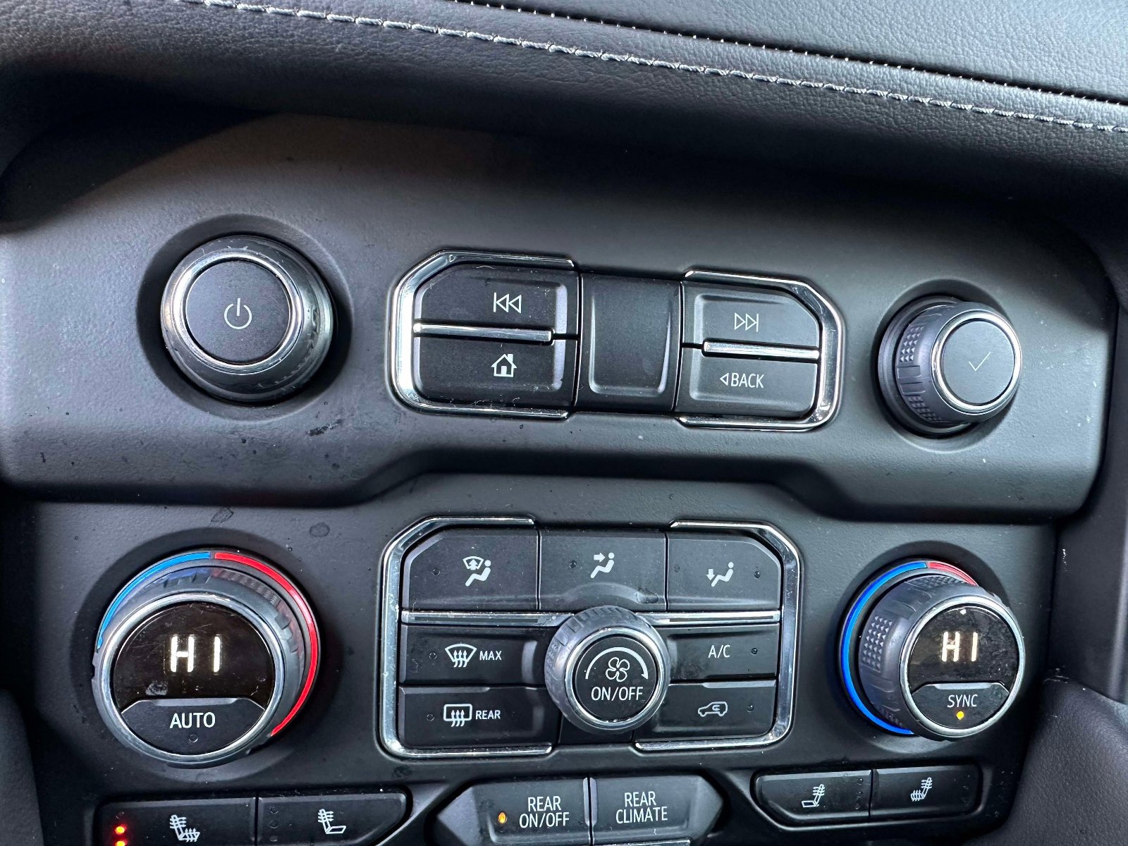 Used 2024 Chevrolet Suburban LT image 29