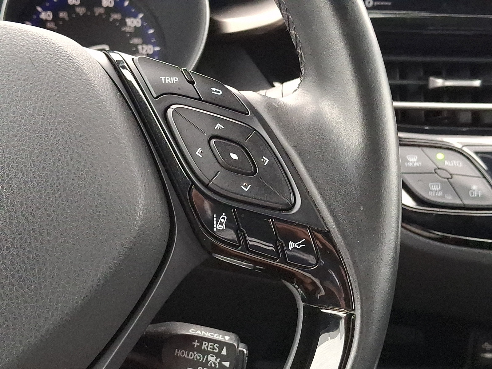 Used 2019 Toyota C-HR XLE FWD image 21