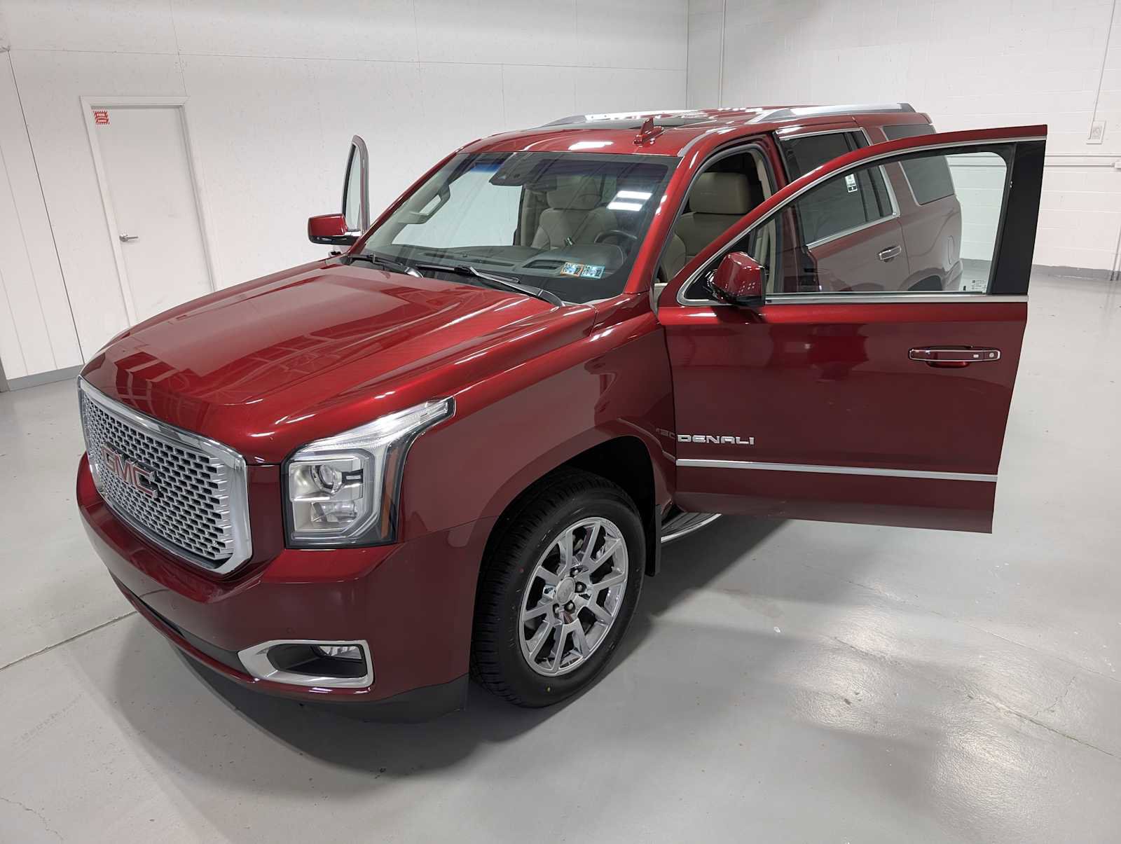 Certified 2017 GMC Yukon Denali image 17