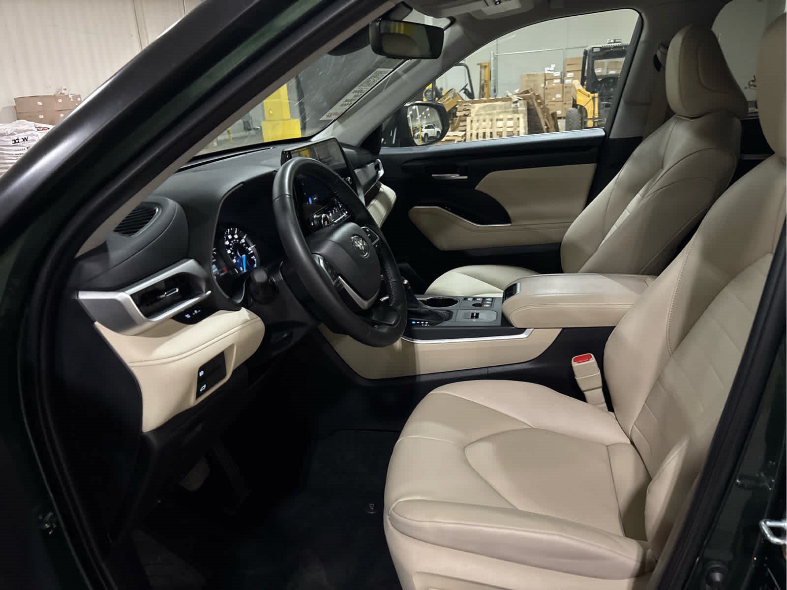 Certified 2025 Toyota Highlander XLE AWD/4WD image 9