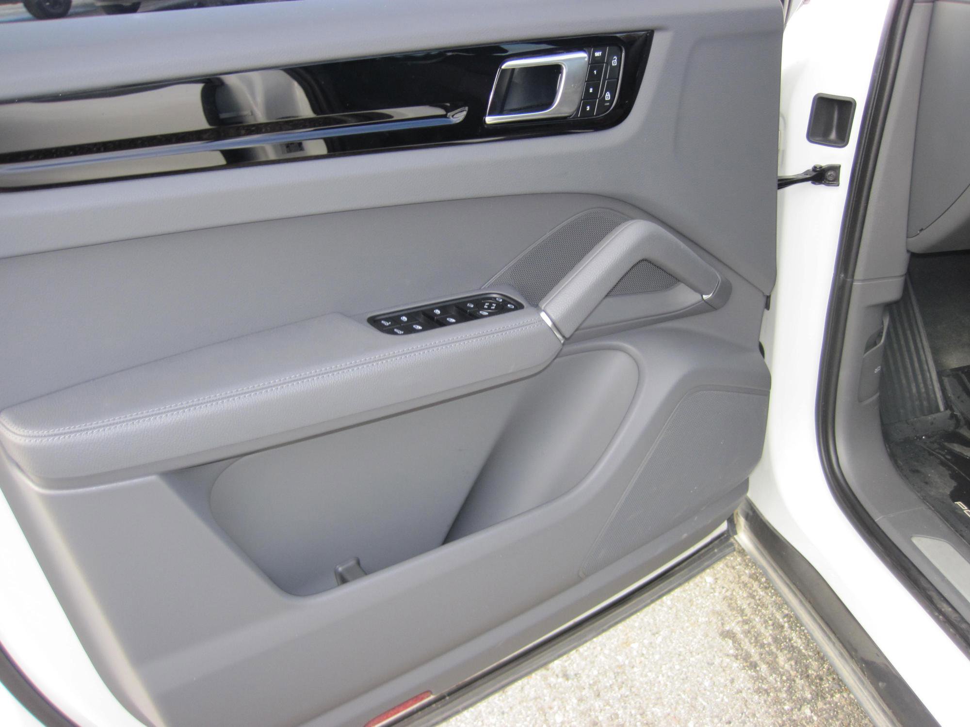Used 2023 Porsche Cayenne Coupe image 10