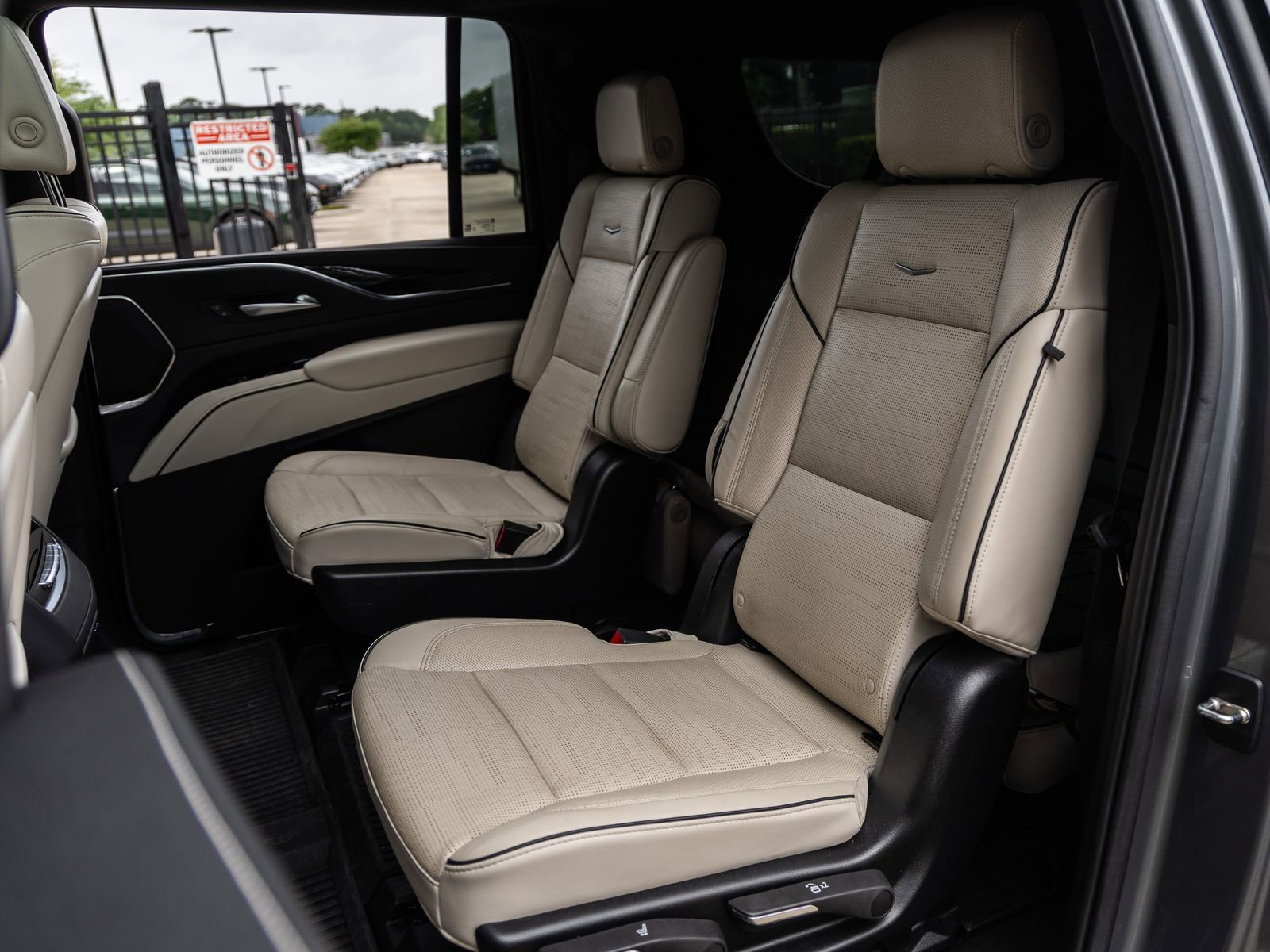 Used 2022 Cadillac Escalade ESV Sport w/ Touring Package AWD/4WD image 31