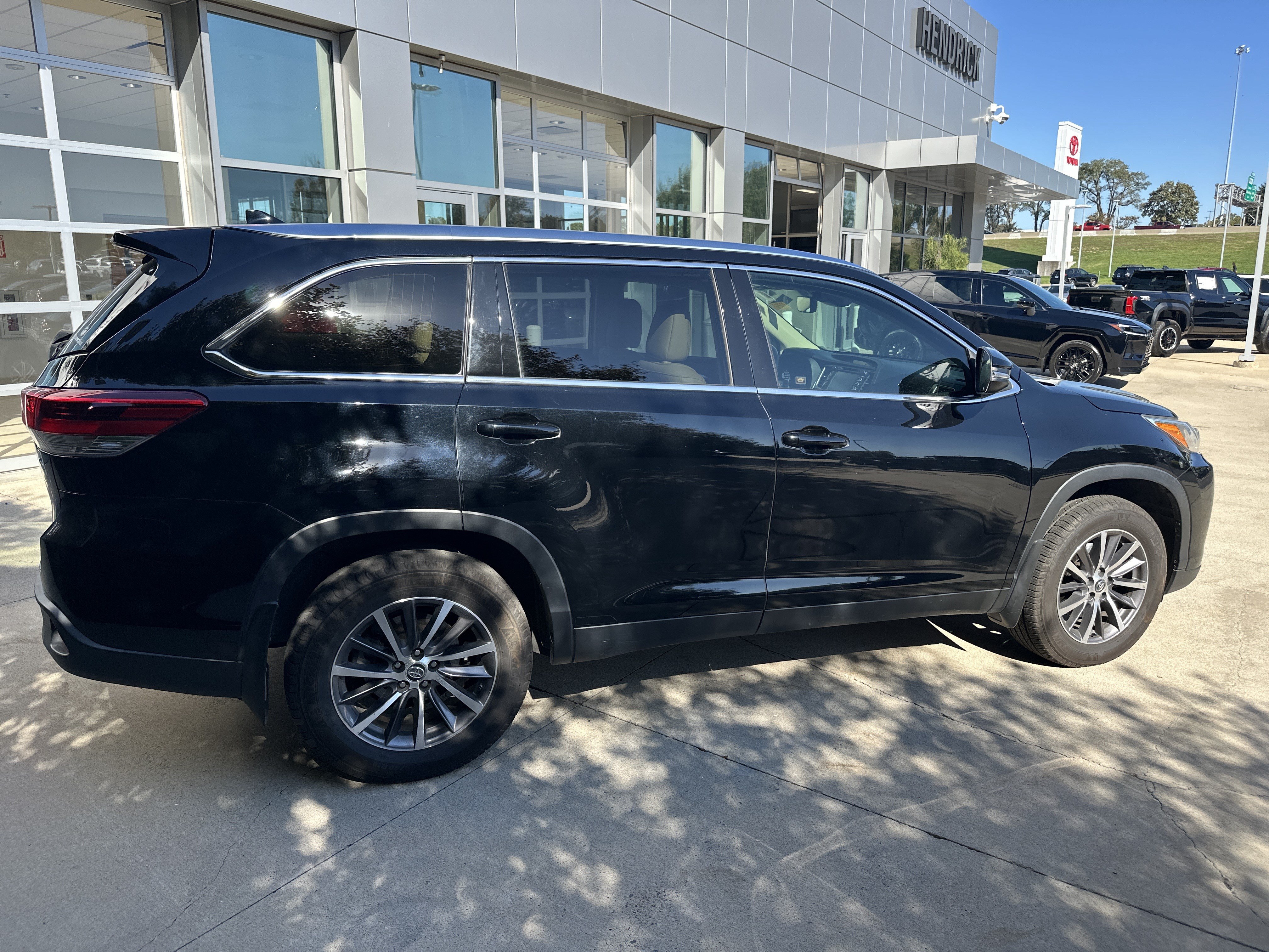 Used 2019 Toyota Highlander XLE AWD/4WD image 10
