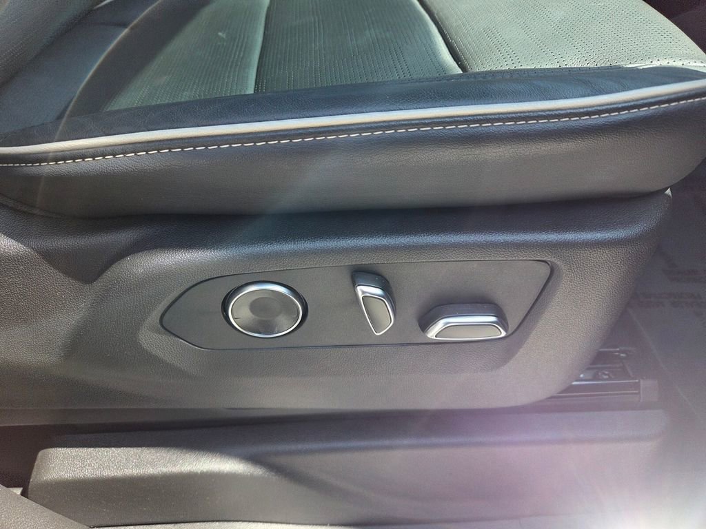 Used 2023 Cadillac Escalade Premium Luxury image 18