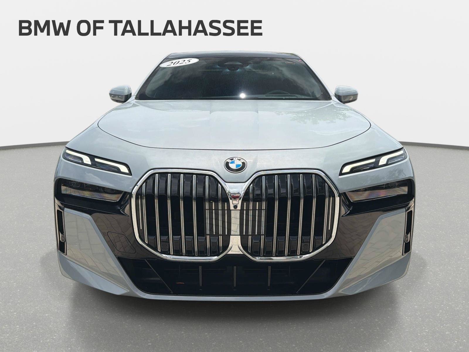 Used 2025 BMW 740i xDrive AWD/4WD image 2