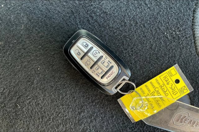 Used 2020 Chrysler Pacifica Touring-L w/ Tire & Wheel Group FWD image 38