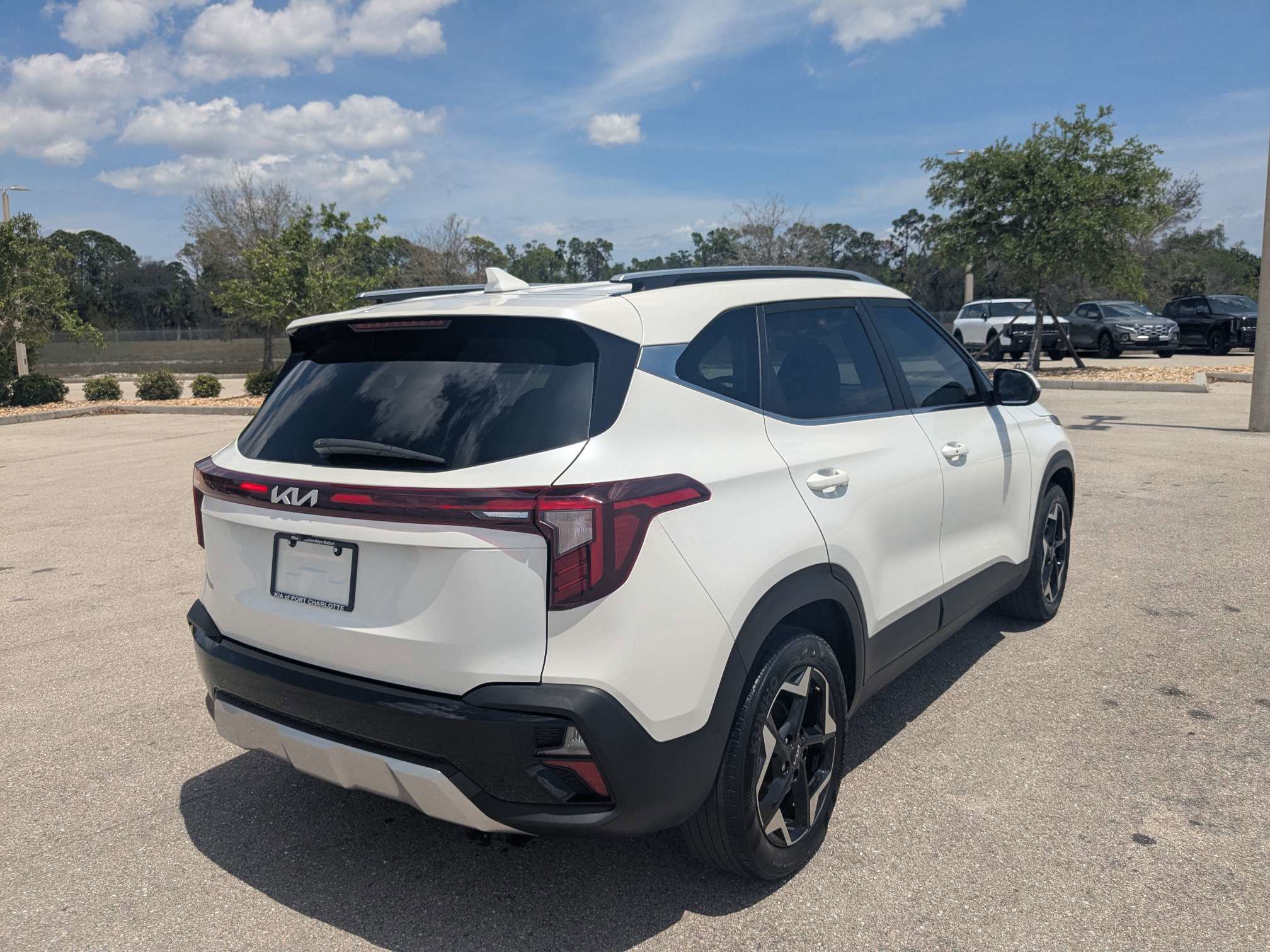 Used 2024 Kia Seltos EX FWD image 4