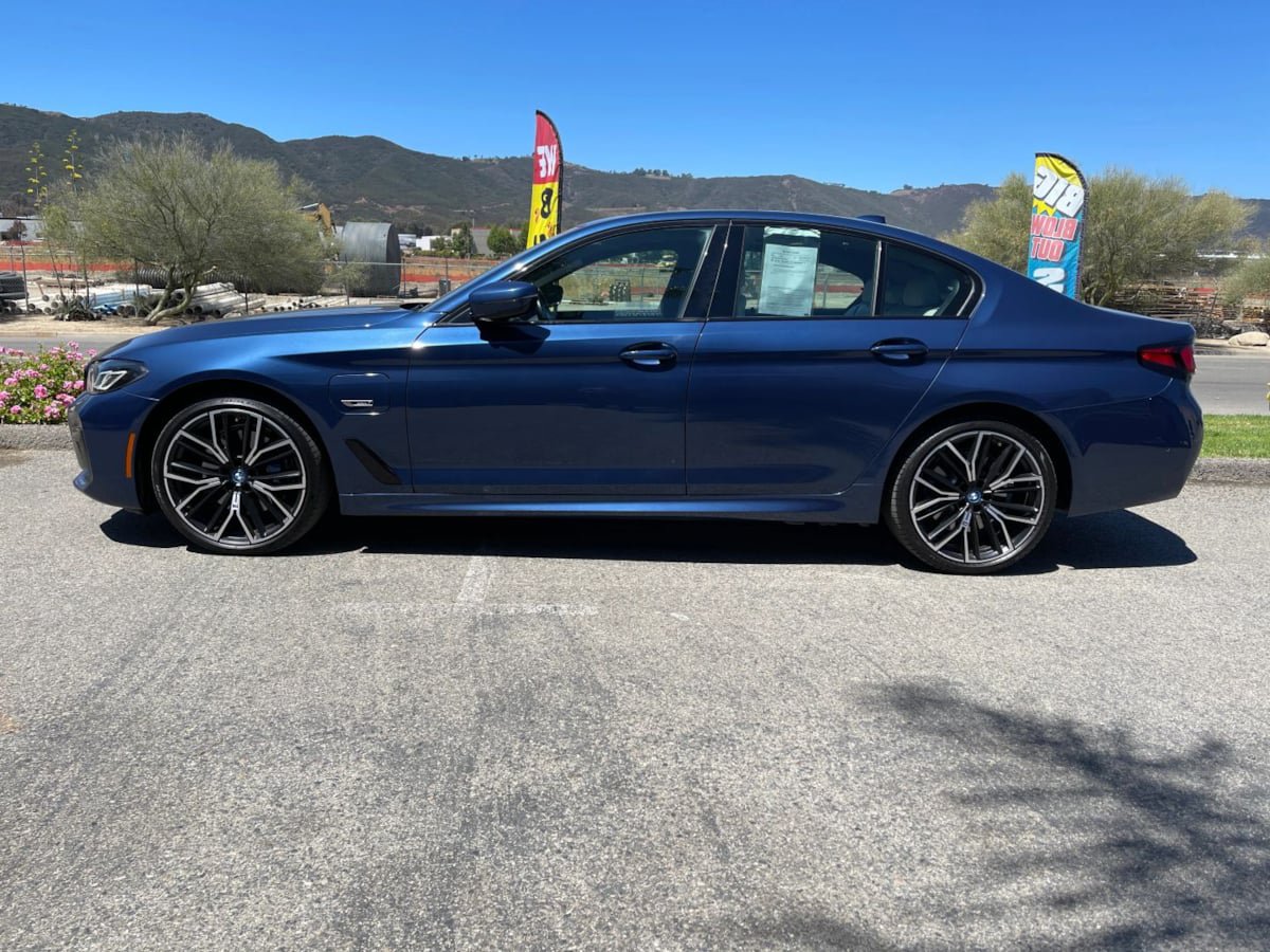 Used 2022 BMW 530e w/ Executive Package RWD image 8