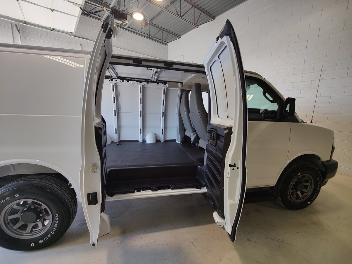 Used 2025 Chevrolet Express 3500 w/ Driver Convenience Package RWD image 24