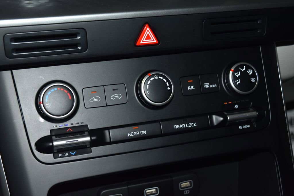 Used 2023 Kia Carnival LX image 13