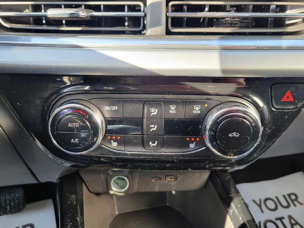 Used 2025 Chevrolet Trax LT w/ LT Convenience Package image 18