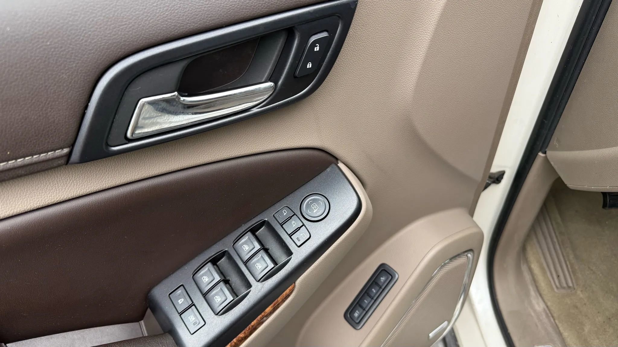 Used 2015 Chevrolet Suburban LTZ image 9