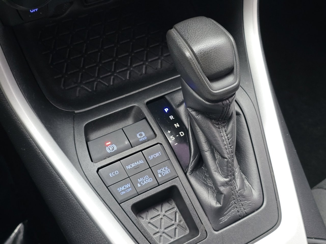 Used 2020 Toyota RAV4 LE image 30