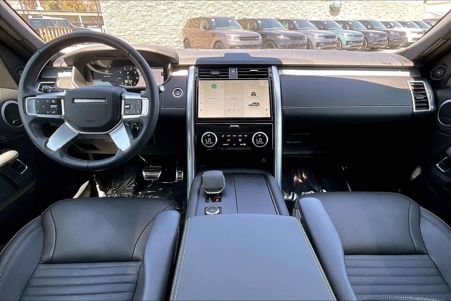 Used 2024 Land Rover Discovery Dynamic SE AWD/4WD image 15