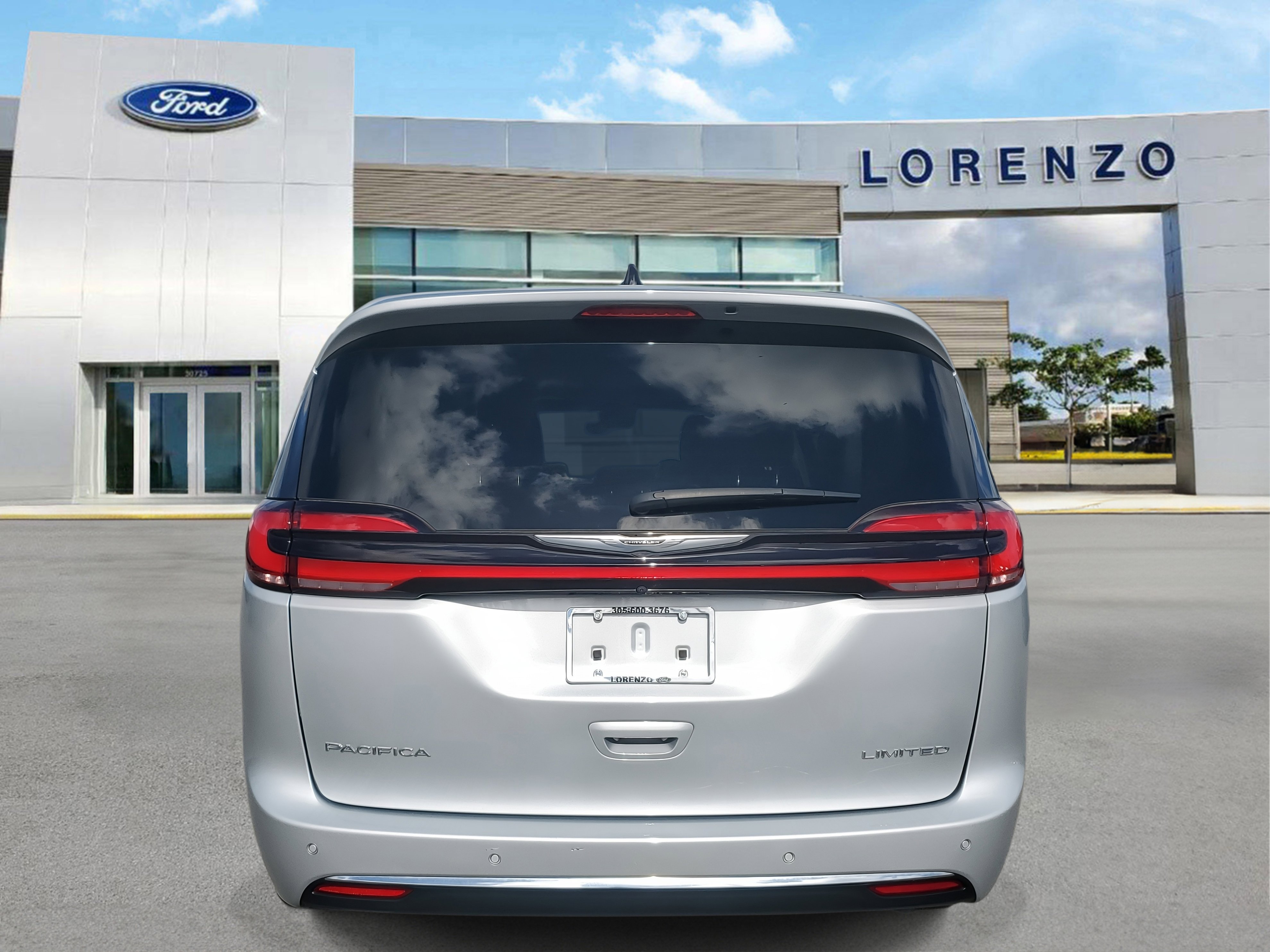 Used 2023 Chrysler Pacifica Limited w/ Uconnect Theater Family Group image 6