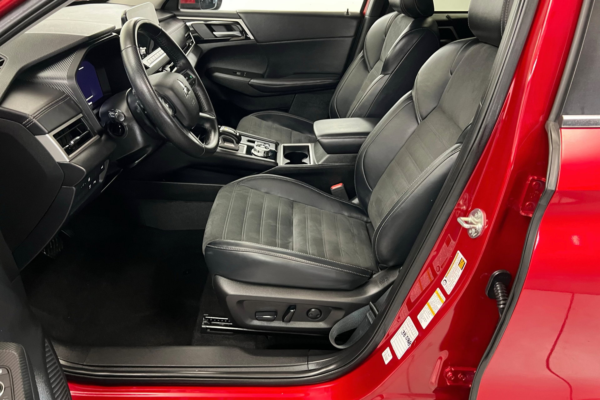 Used 2023 Mitsubishi Outlander SE image 17