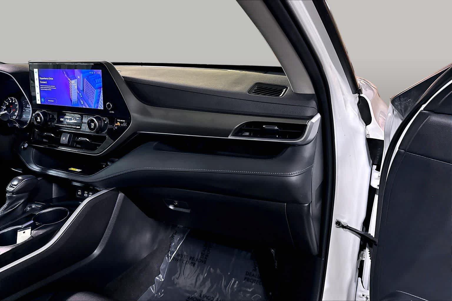 Used 2023 Toyota Highlander XLE AWD/4WD image 19