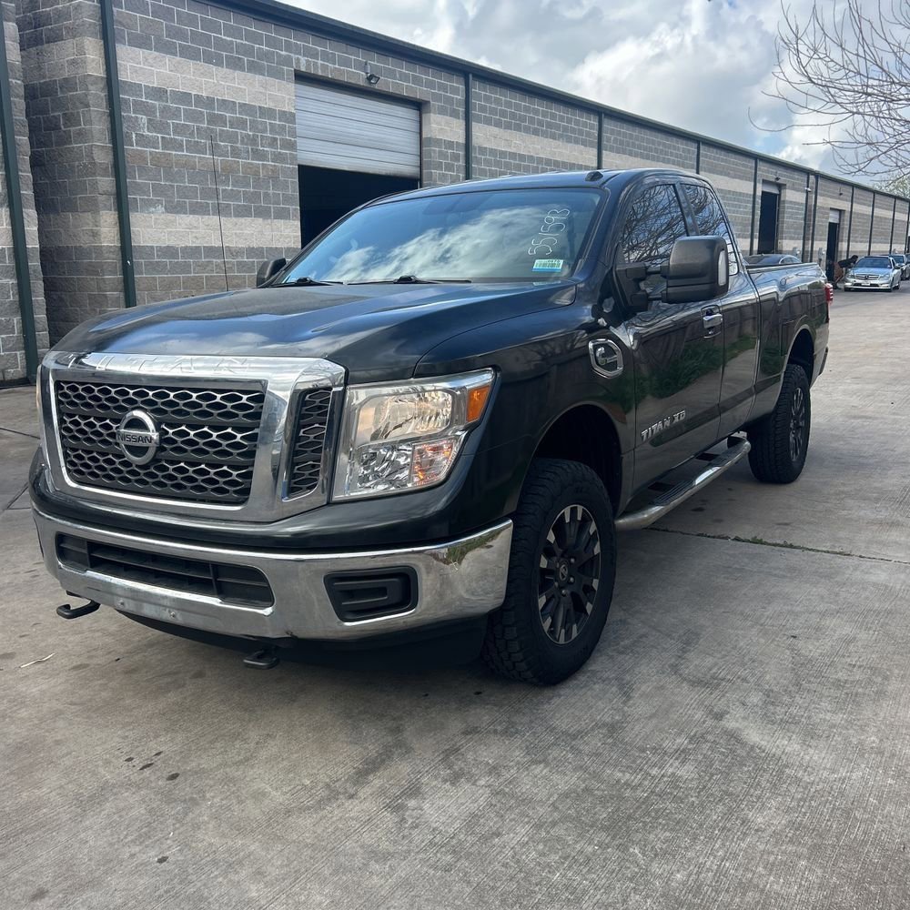 Used 2017 Nissan Titan SV image 2