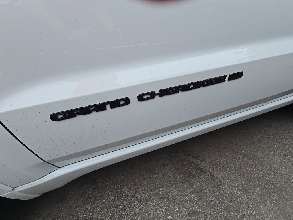 Used 2022 Jeep Grand Cherokee Laredo X AWD/4WD image 9
