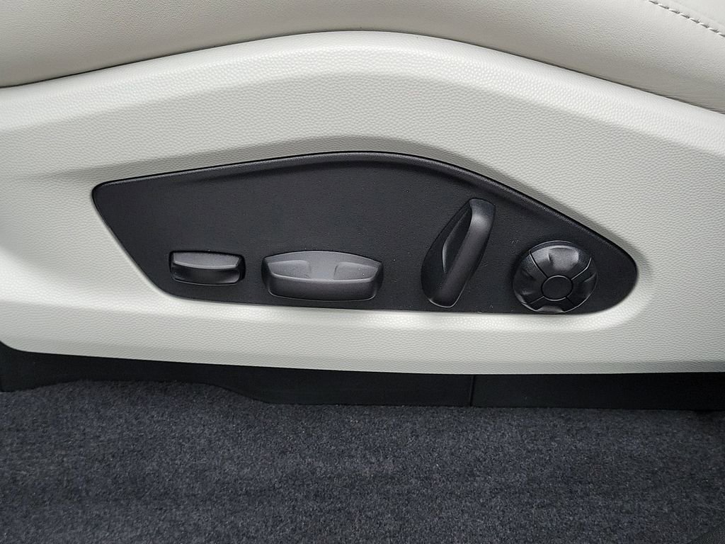 New 2026 Porsche Macan Electric RWD image 28