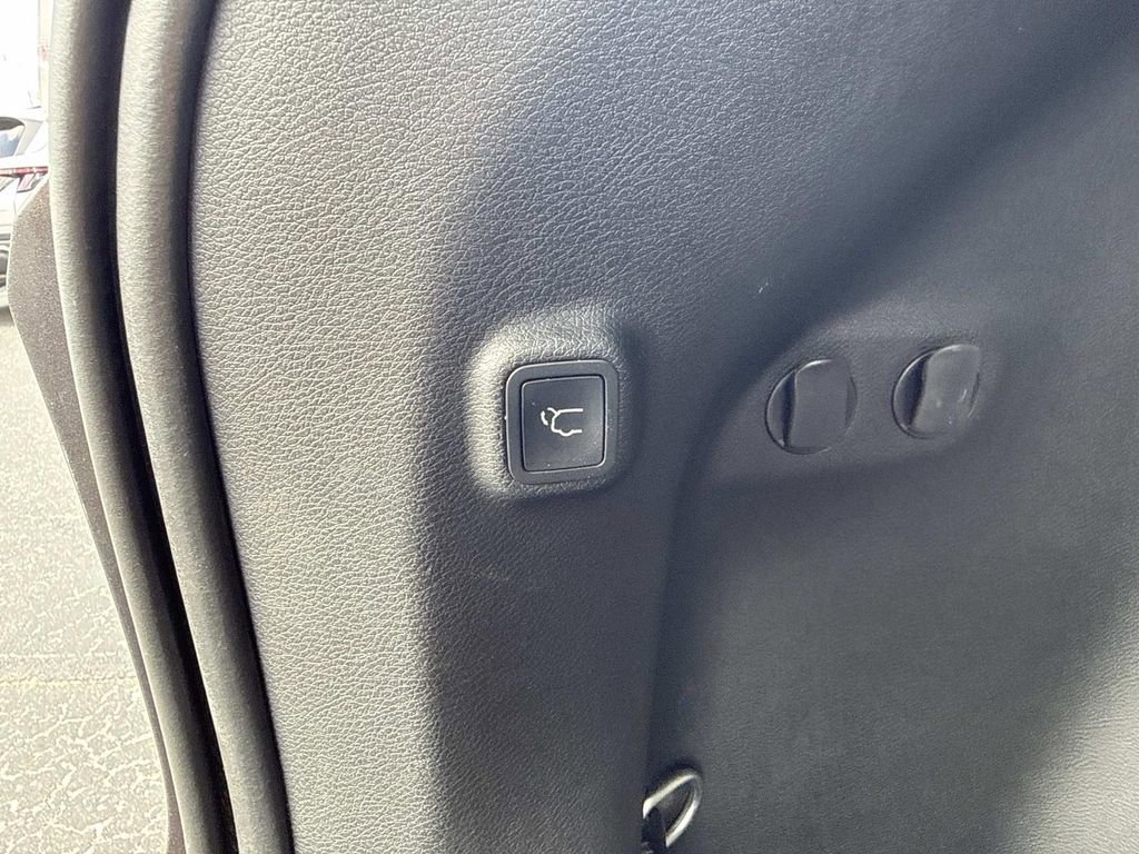 Used 2019 Jeep Cherokee Limited FWD image 12