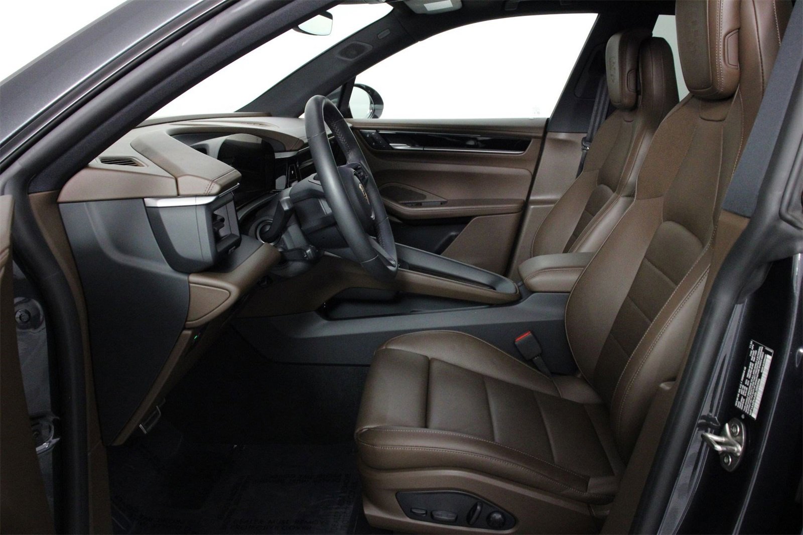 Used 2025 Porsche Macan 4 Electric image 5