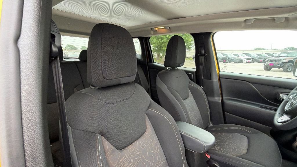 Used 2023 Jeep Renegade Latitude w/ Sun/Sound Group AWD/4WD image 32